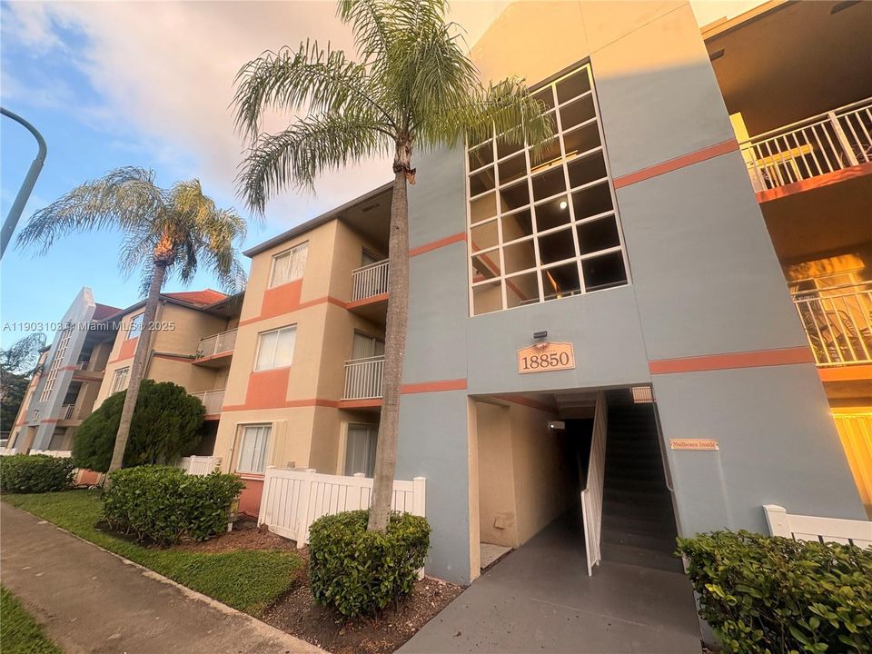 Active With Contract: $2,150 (2 beds, 2 baths, 1106 Square Feet)