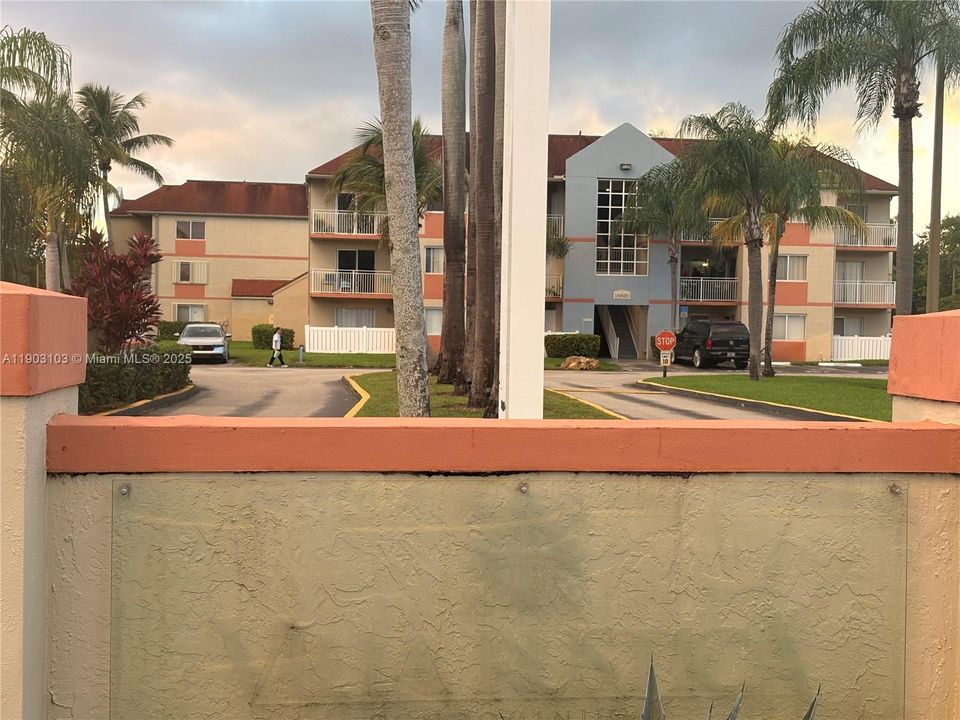 Active With Contract: $2,150 (2 beds, 2 baths, 1106 Square Feet)