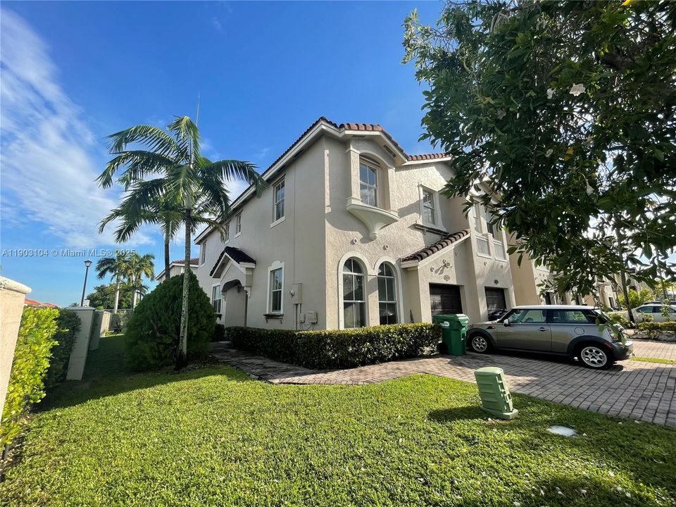 Recently Rented: $3,400 (4 beds, 3 baths, 1985 Square Feet)