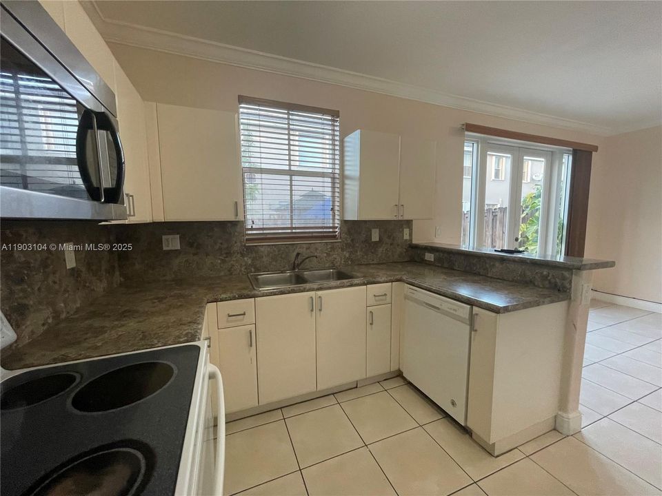 Recently Rented: $3,400 (4 beds, 3 baths, 1985 Square Feet)