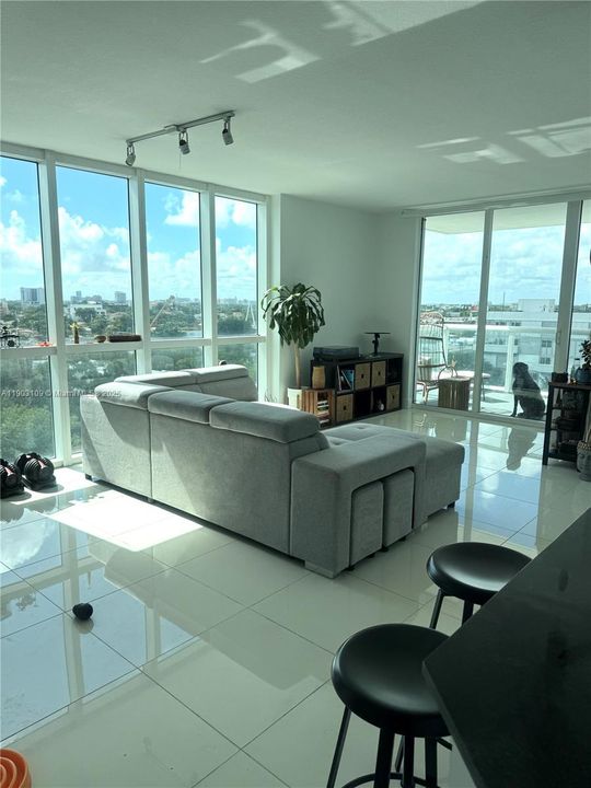 待售: $340,000 (2 贝兹, 2 浴室, 902 平方英尺)