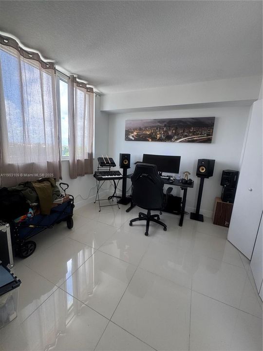 待售: $340,000 (2 贝兹, 2 浴室, 902 平方英尺)