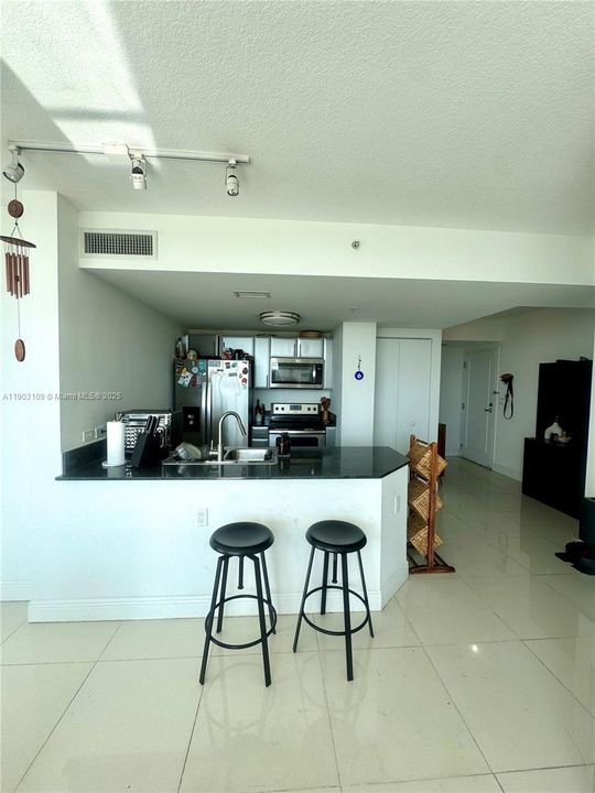 待售: $340,000 (2 贝兹, 2 浴室, 902 平方英尺)