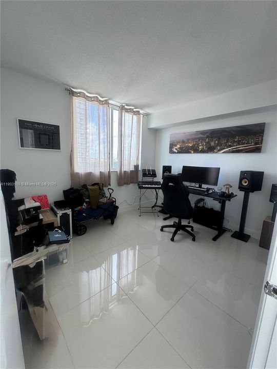 待售: $340,000 (2 贝兹, 2 浴室, 902 平方英尺)