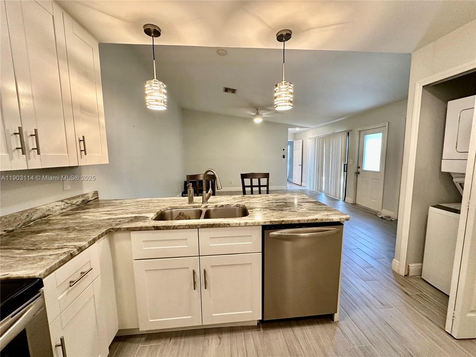 For Rent: $1,950 (2 beds, 2 baths, 1006 Square Feet)