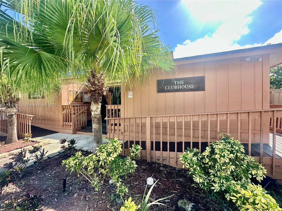 For Rent: $1,950 (2 beds, 2 baths, 1006 Square Feet)