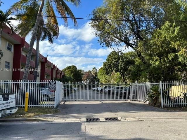 合同活跃: $1,675 (1 贝兹, 1 浴室, 550 平方英尺)