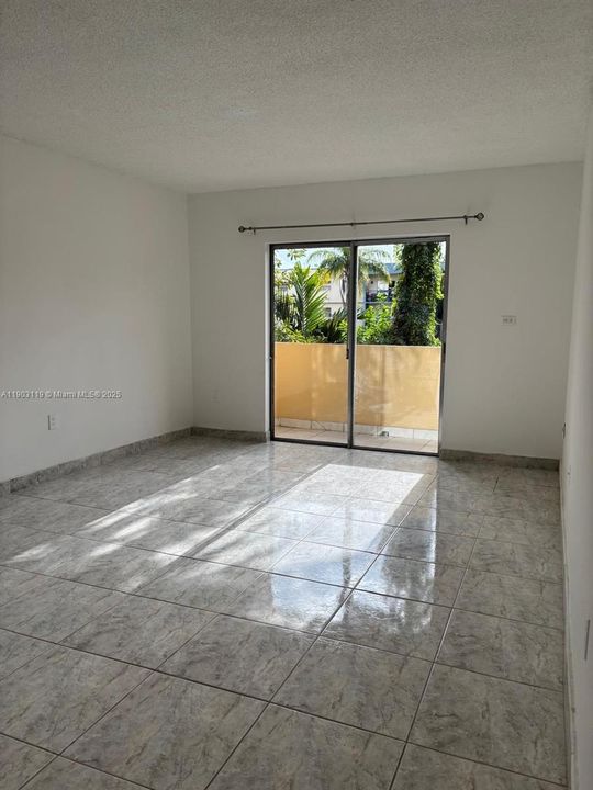 合同活跃: $1,675 (1 贝兹, 1 浴室, 550 平方英尺)