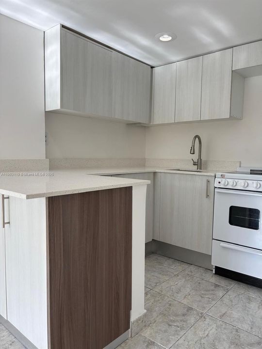 合同活跃: $1,675 (1 贝兹, 1 浴室, 550 平方英尺)