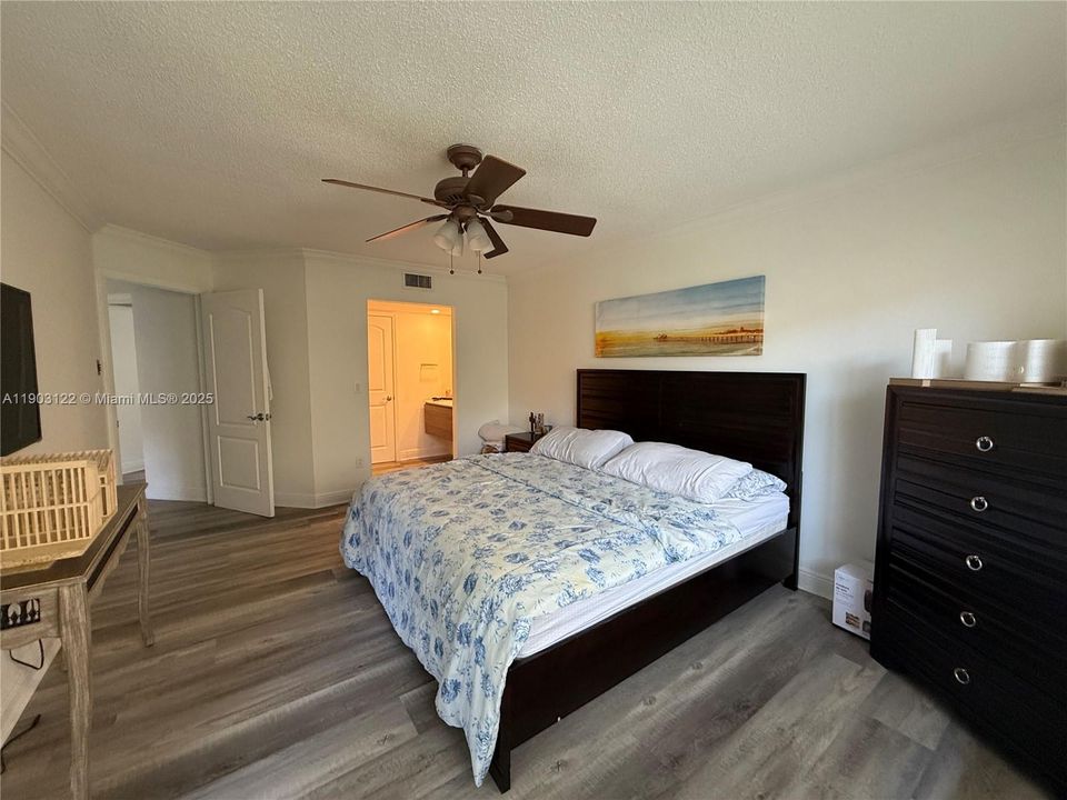 待售: $269,000 (2 贝兹, 2 浴室, 1160 平方英尺)