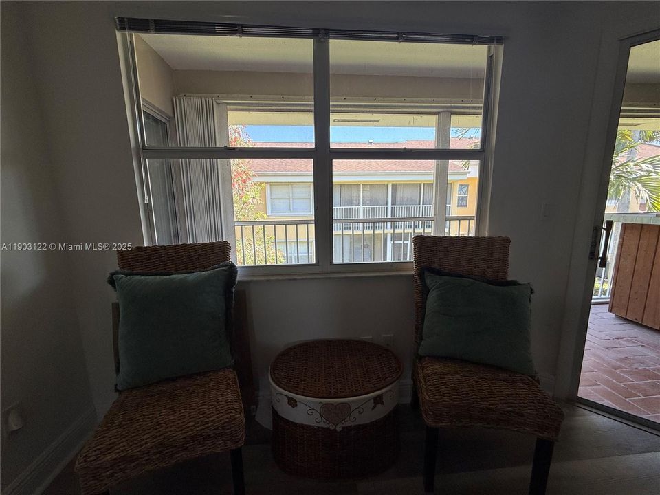 待售: $269,000 (2 贝兹, 2 浴室, 1160 平方英尺)