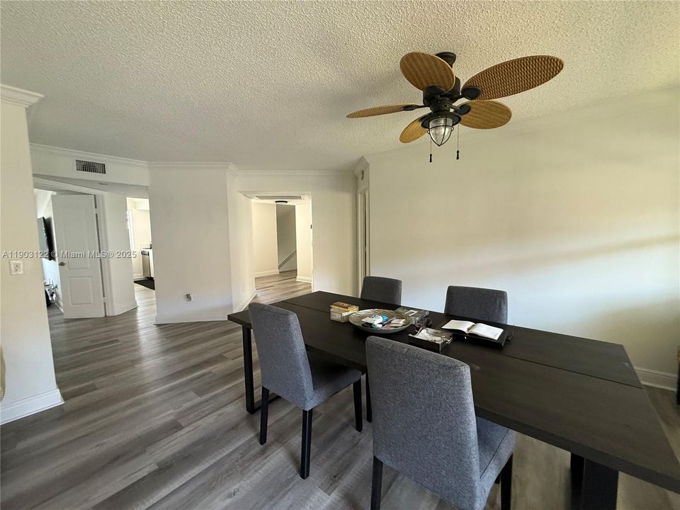 待售: $269,000 (2 贝兹, 2 浴室, 1160 平方英尺)