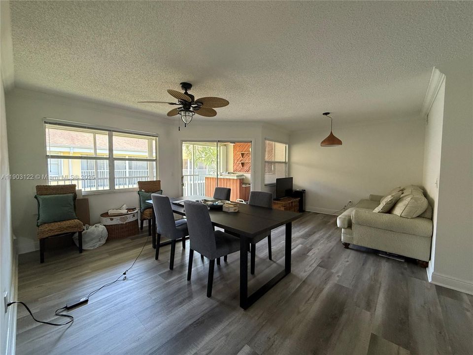 待售: $269,000 (2 贝兹, 2 浴室, 1160 平方英尺)