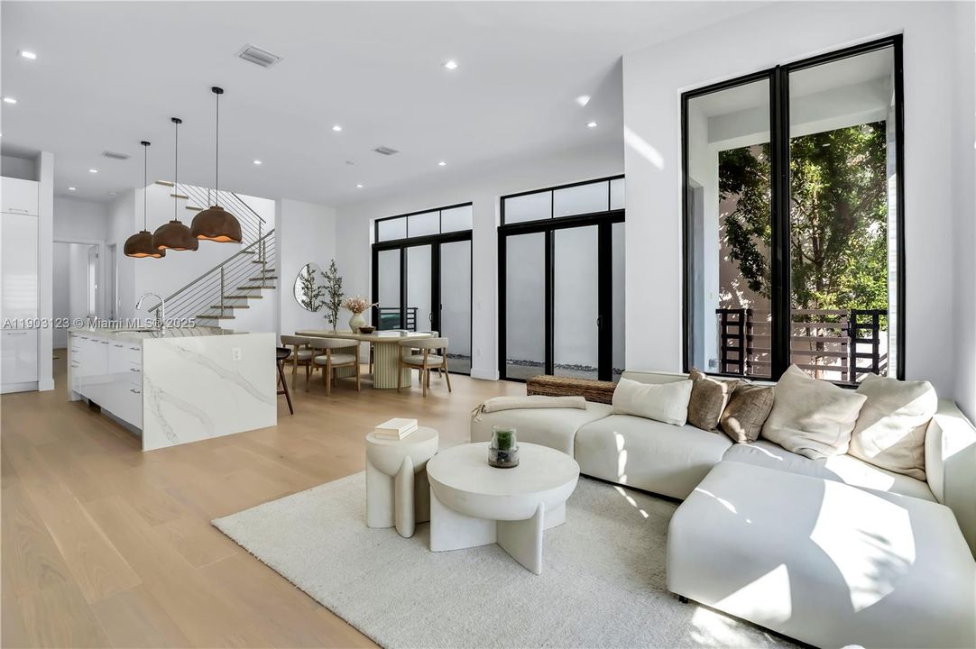 En Venta: $1,075,000 (4 camas, 4 baños, 2477 Pies cuadrados)