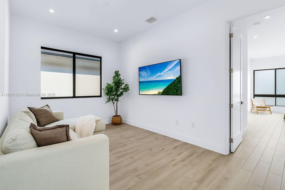 En Venta: $1,075,000 (4 camas, 4 baños, 2477 Pies cuadrados)