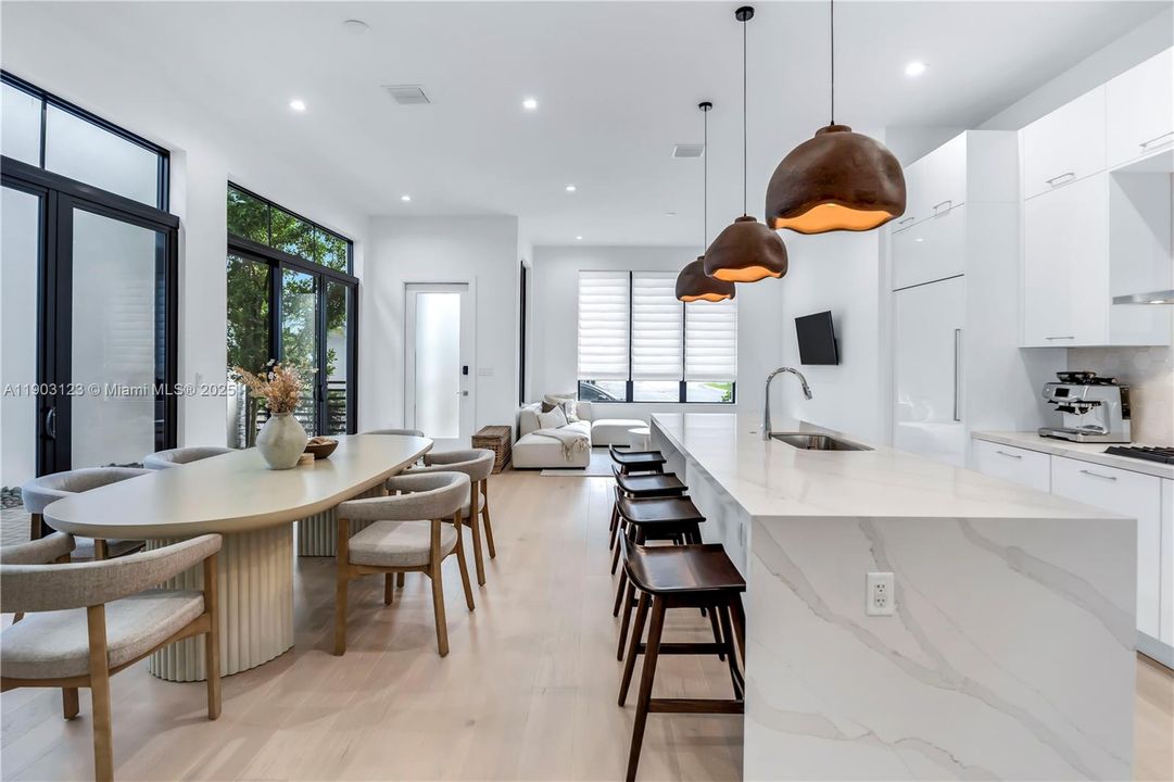 En Venta: $1,075,000 (4 camas, 4 baños, 2477 Pies cuadrados)