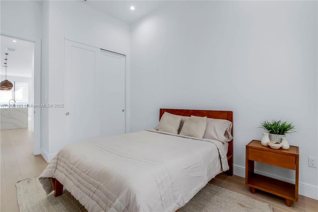 En Venta: $1,075,000 (4 camas, 4 baños, 2477 Pies cuadrados)