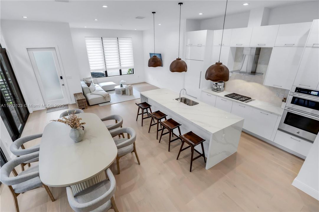 En Venta: $1,075,000 (4 camas, 4 baños, 2477 Pies cuadrados)