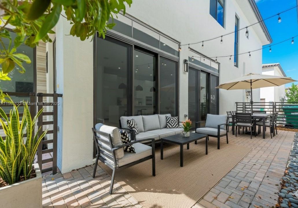 En Venta: $1,075,000 (4 camas, 4 baños, 2477 Pies cuadrados)