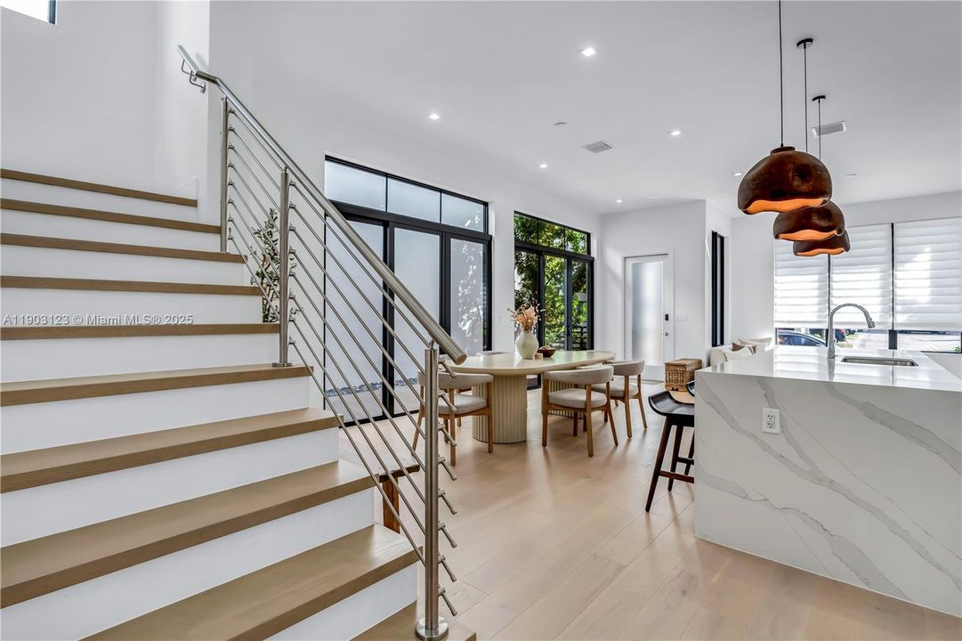 En Venta: $1,075,000 (4 camas, 4 baños, 2477 Pies cuadrados)