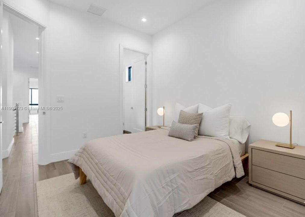 En Venta: $1,075,000 (4 camas, 4 baños, 2477 Pies cuadrados)