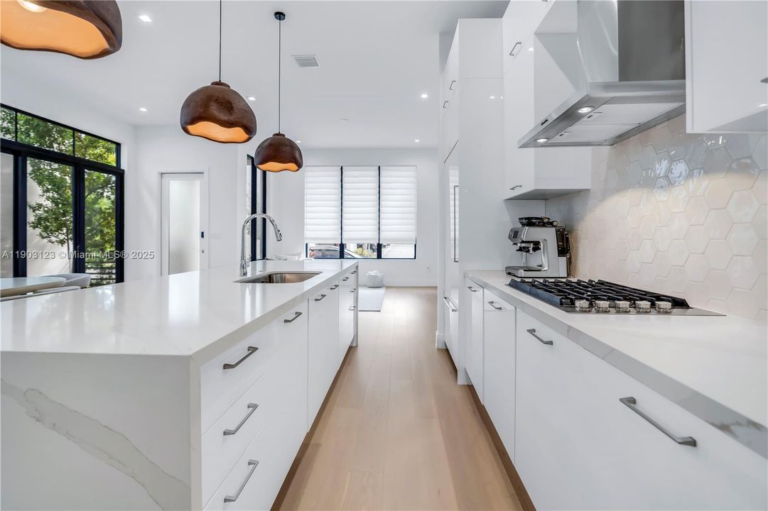 En Venta: $1,075,000 (4 camas, 4 baños, 2477 Pies cuadrados)