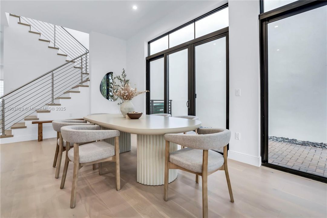 En Venta: $1,075,000 (4 camas, 4 baños, 2477 Pies cuadrados)