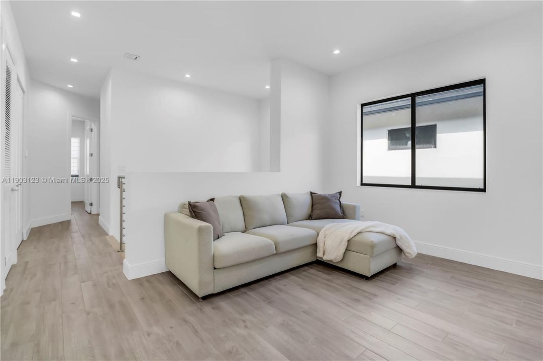 En Venta: $1,075,000 (4 camas, 4 baños, 2477 Pies cuadrados)