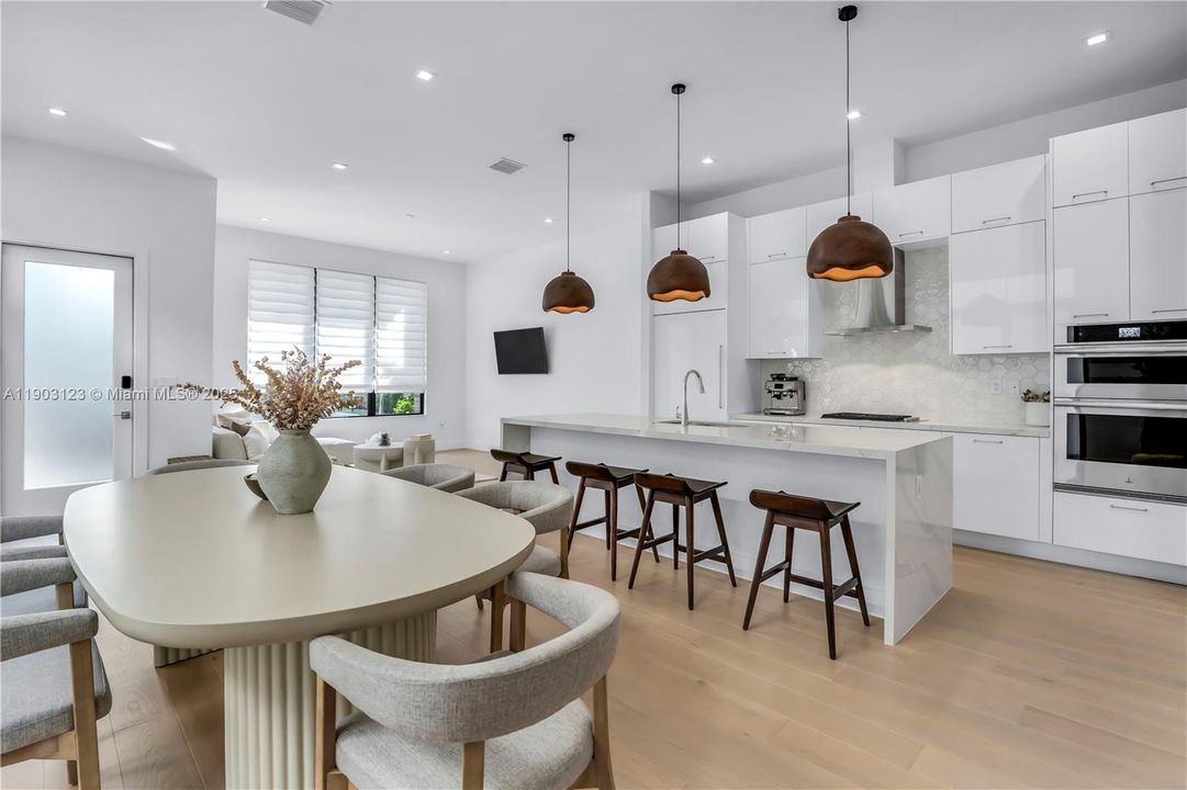 En Venta: $1,075,000 (4 camas, 4 baños, 2477 Pies cuadrados)