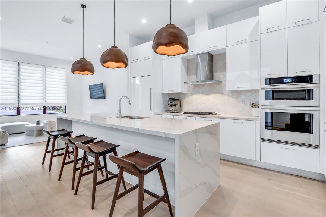 En Venta: $1,075,000 (4 camas, 4 baños, 2477 Pies cuadrados)