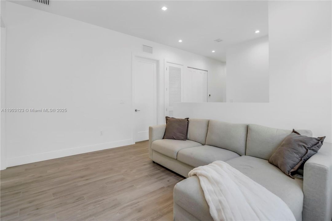 En Venta: $1,075,000 (4 camas, 4 baños, 2477 Pies cuadrados)