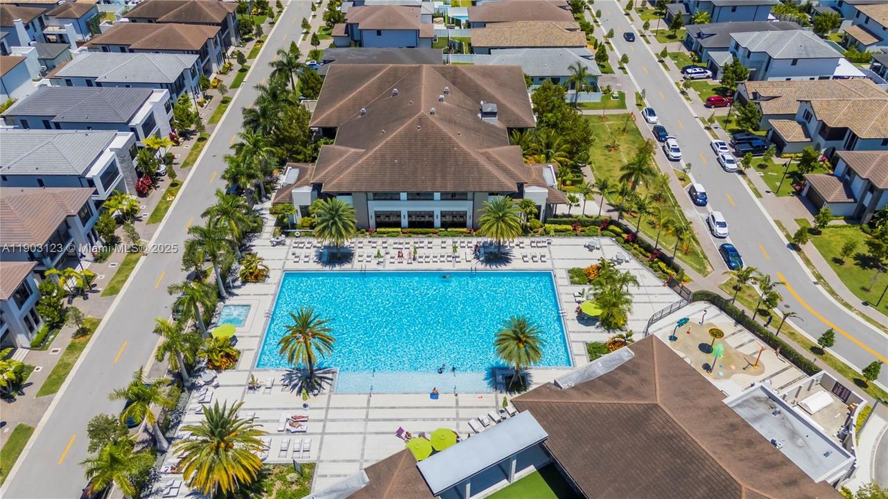 En Venta: $1,075,000 (4 camas, 4 baños, 2477 Pies cuadrados)