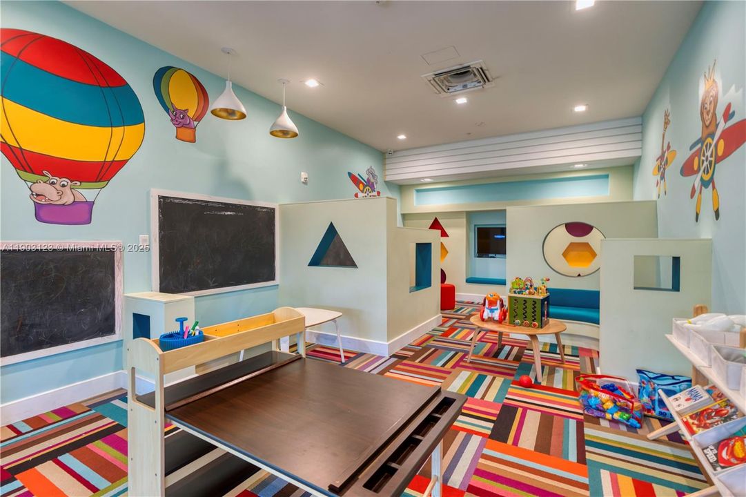 En Venta: $1,075,000 (4 camas, 4 baños, 2477 Pies cuadrados)