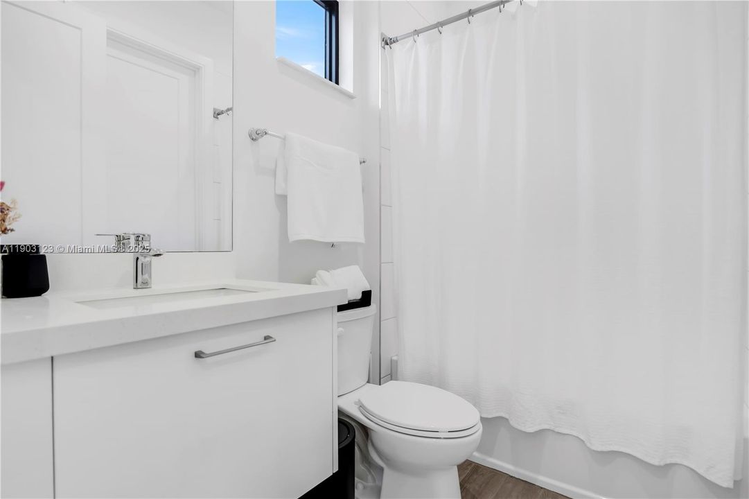 En Venta: $1,075,000 (4 camas, 4 baños, 2477 Pies cuadrados)