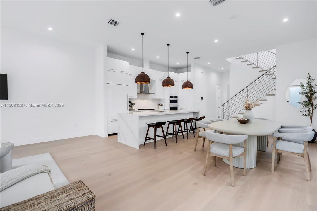 En Venta: $1,075,000 (4 camas, 4 baños, 2477 Pies cuadrados)