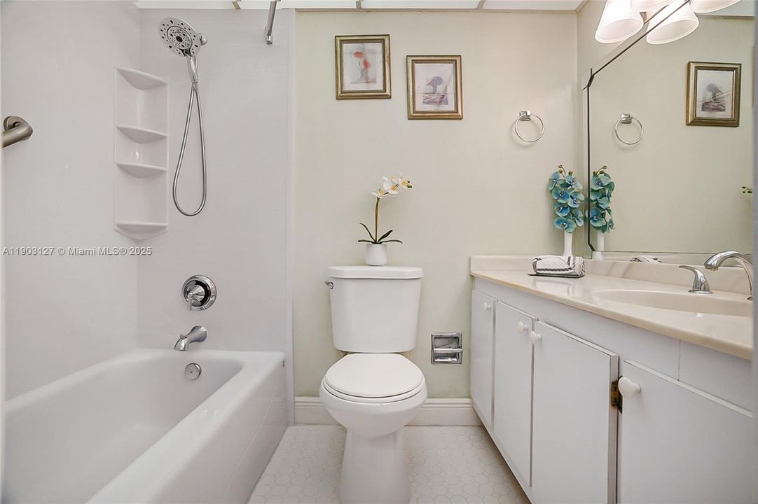 For Sale: $185,000 (2 beds, 2 baths, 1100 Square Feet)