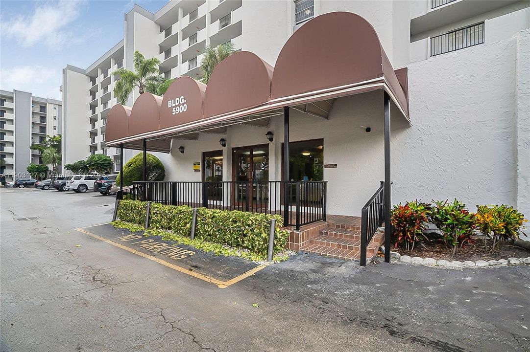 For Sale: $185,000 (2 beds, 2 baths, 1100 Square Feet)