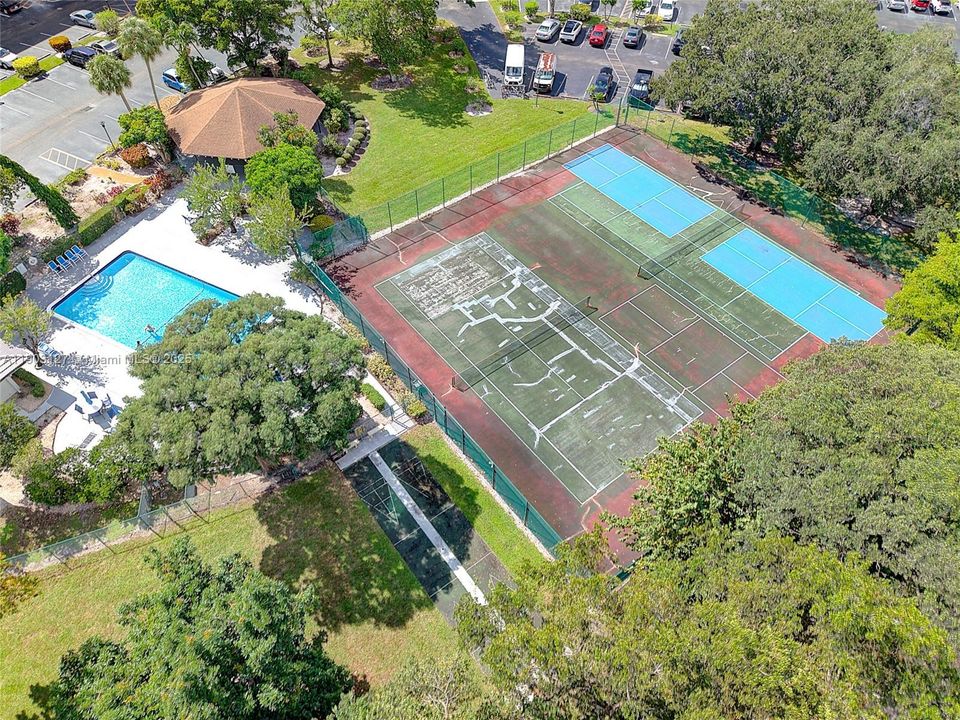 For Sale: $185,000 (2 beds, 2 baths, 1100 Square Feet)