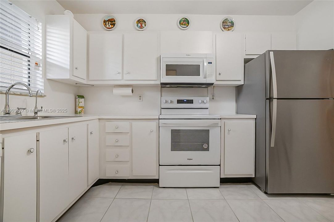 For Sale: $185,000 (2 beds, 2 baths, 1100 Square Feet)