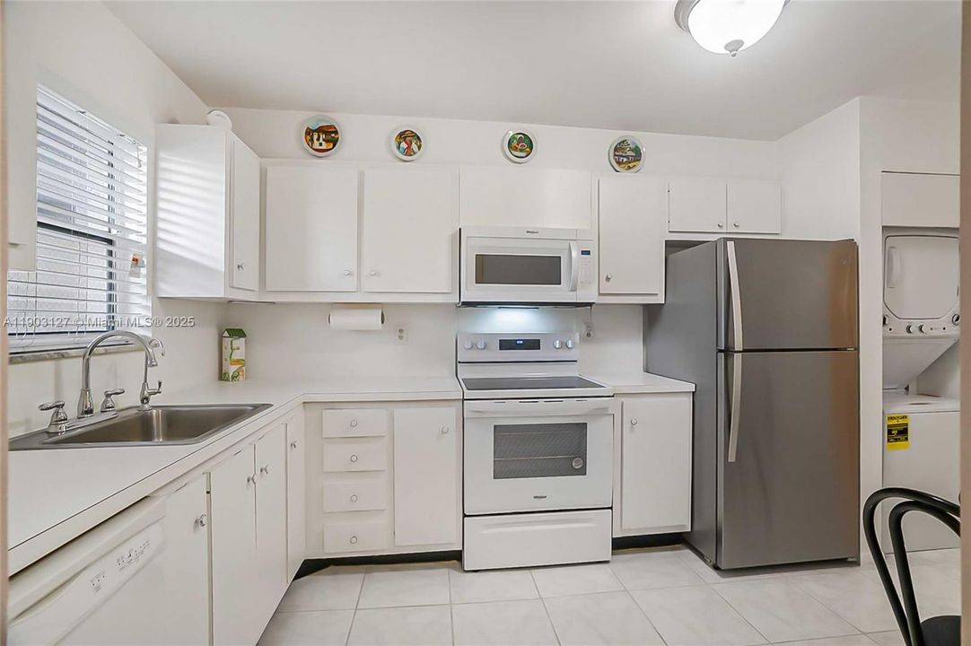 For Sale: $185,000 (2 beds, 2 baths, 1100 Square Feet)