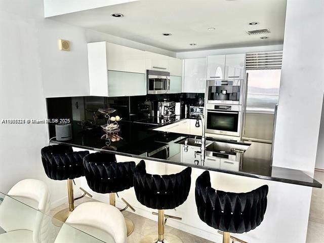 For Rent: $6,300 (1 beds, 1 baths, 858 Square Feet)