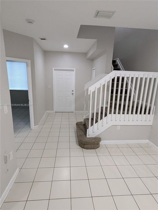 Active With Contract: $2,000 (3 beds, 2 baths, 1423 Square Feet)