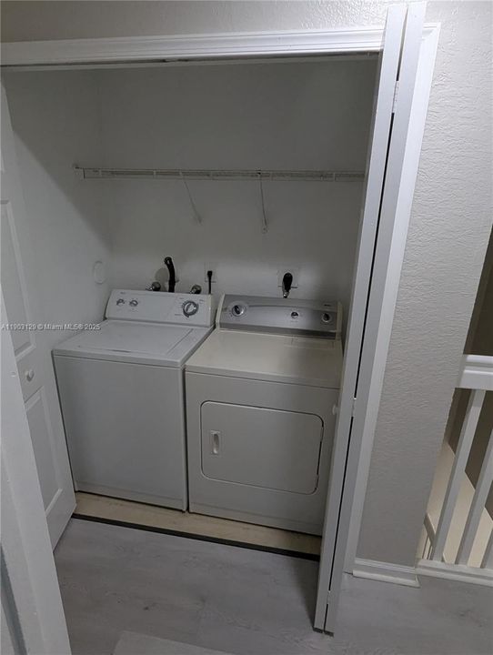 Active With Contract: $2,000 (3 beds, 2 baths, 1423 Square Feet)