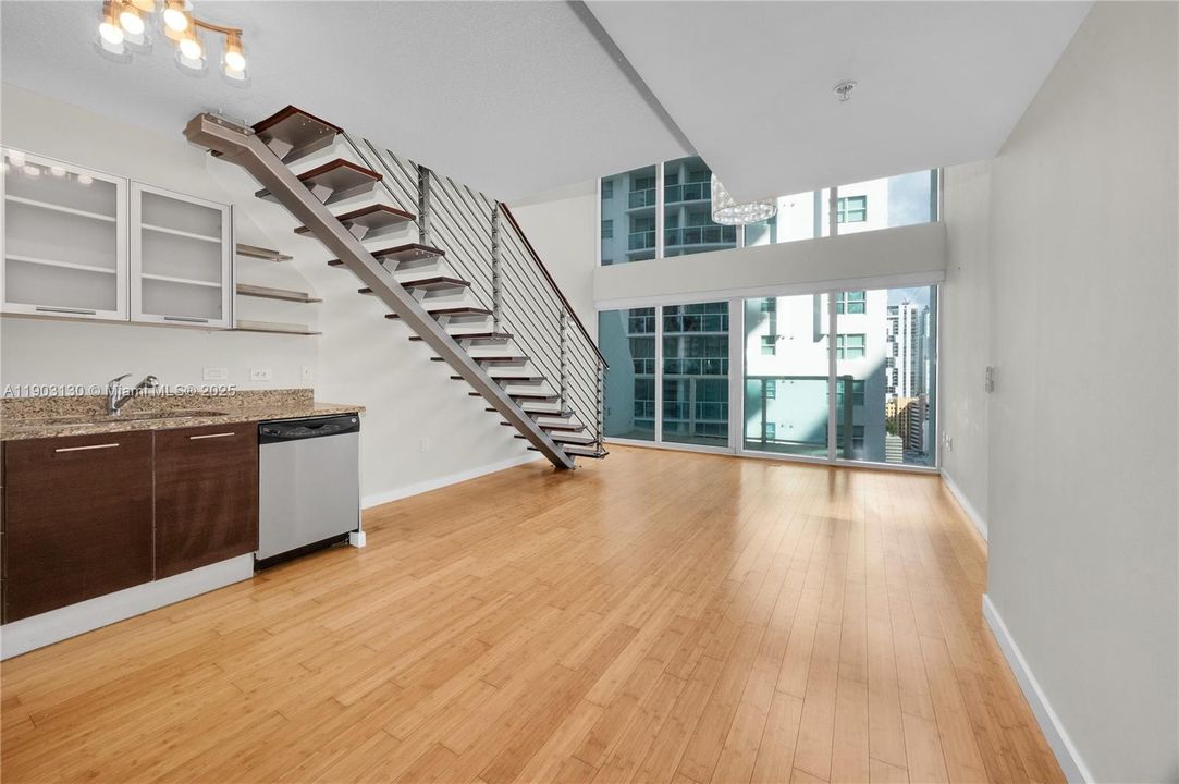 For Sale: $450,000 (1 beds, 1 baths, 952 Square Feet)