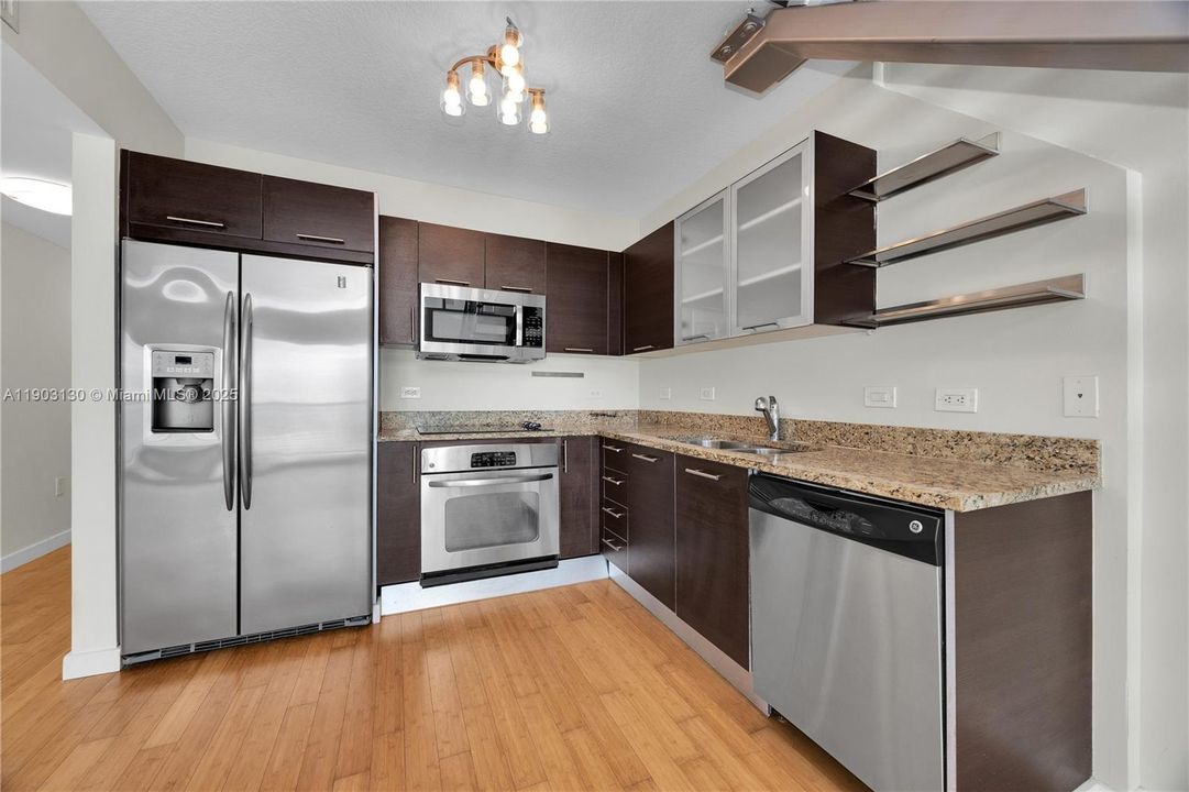 For Sale: $450,000 (1 beds, 1 baths, 952 Square Feet)