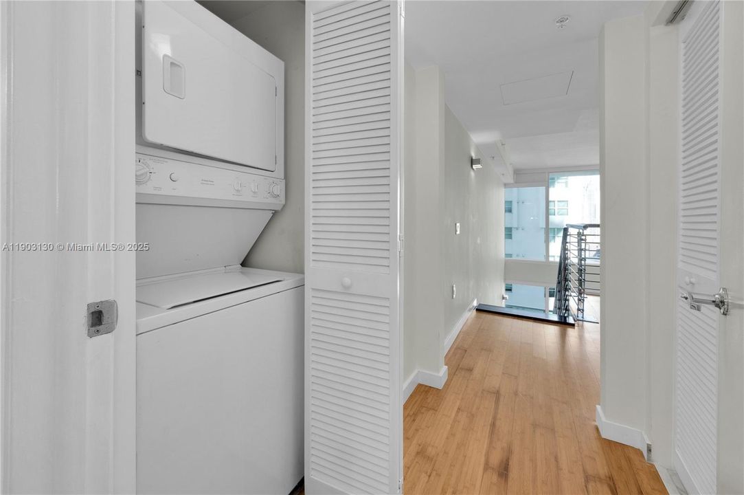 For Sale: $450,000 (1 beds, 1 baths, 952 Square Feet)