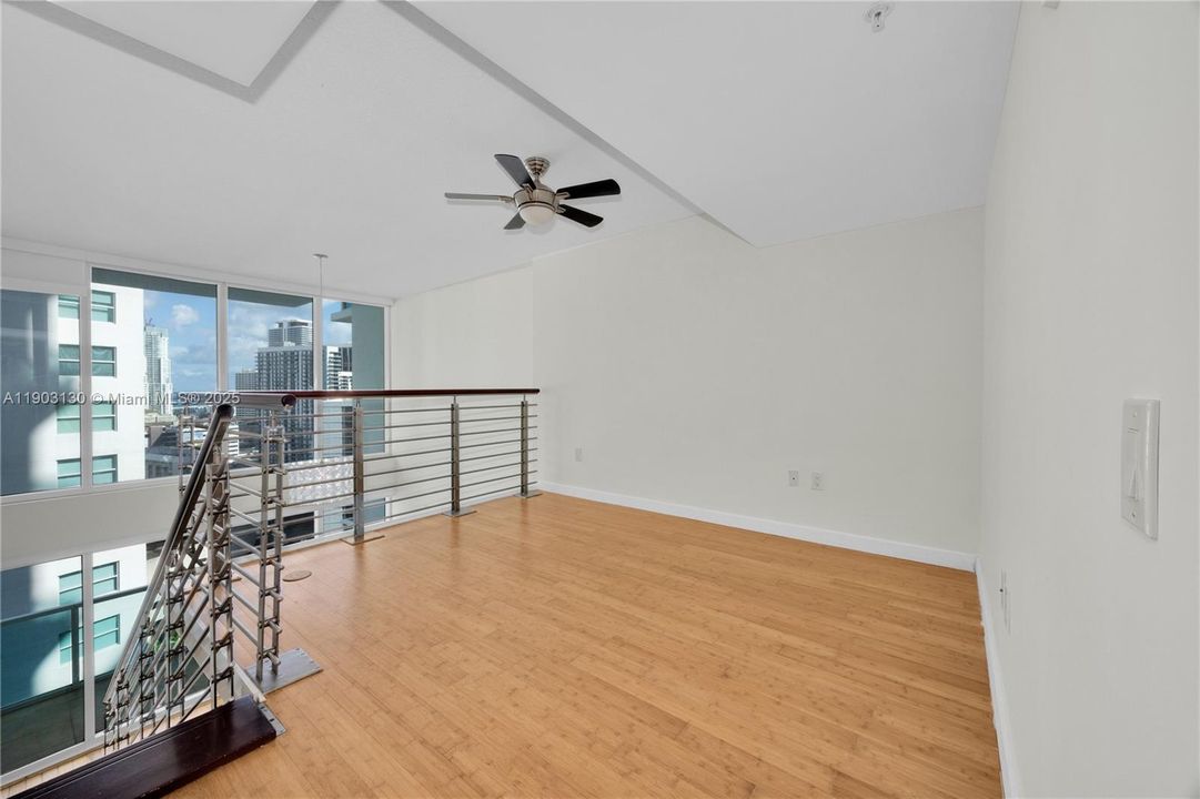 For Sale: $450,000 (1 beds, 1 baths, 952 Square Feet)
