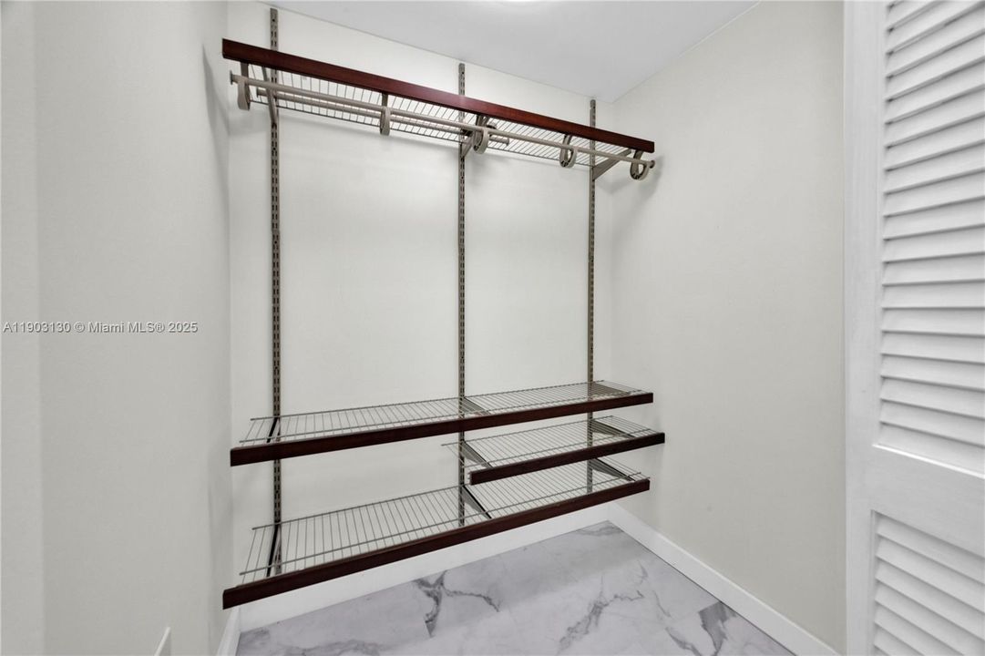For Sale: $450,000 (1 beds, 1 baths, 952 Square Feet)