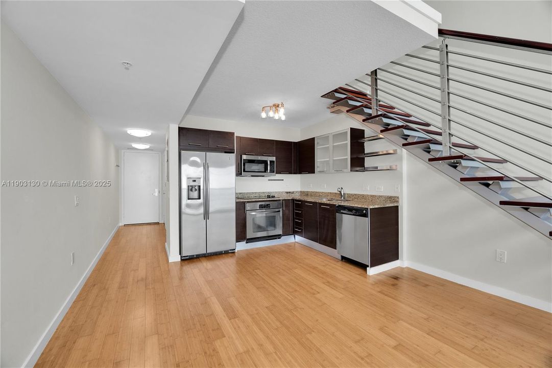 For Sale: $450,000 (1 beds, 1 baths, 952 Square Feet)