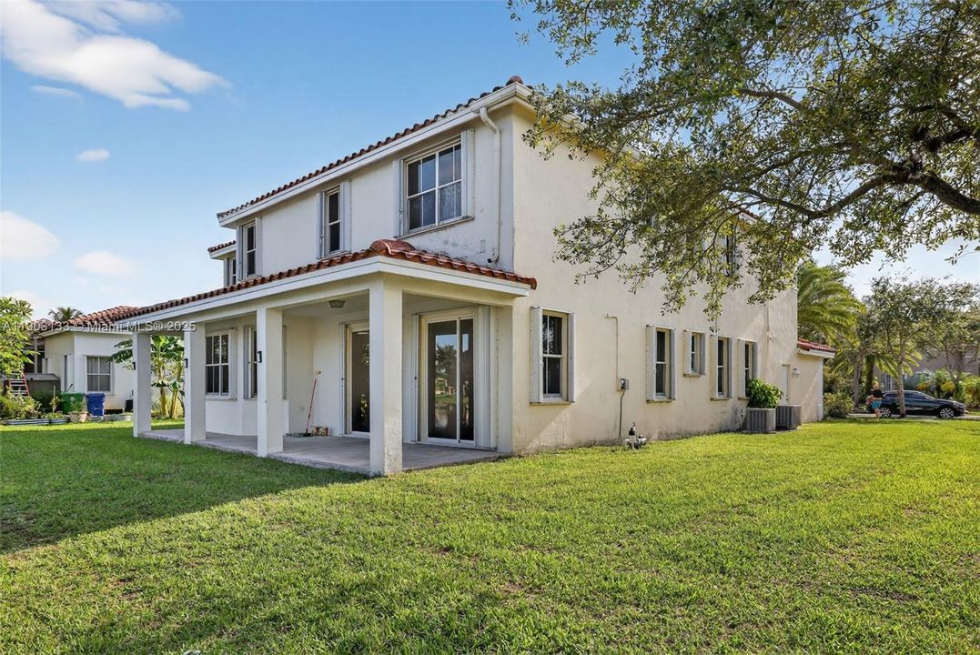 Active With Contract: $931,000 (5 beds, 3 baths, 3670 Square Feet)